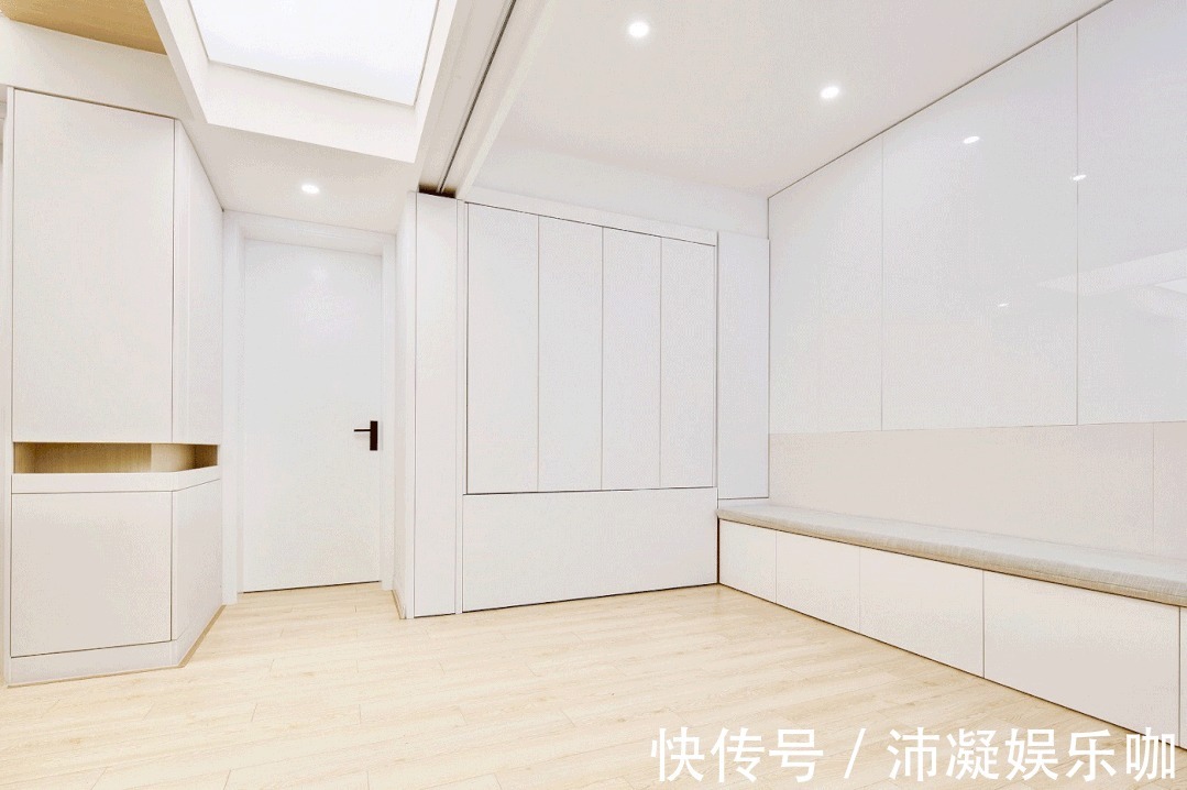 收纳|60㎡简约风小户型,客厅藏张床打开秒变3居室,太机智了!