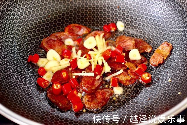 腊肠|炒白菜时,什么时候放醋是重点!顺序对了,“酸溜的”开胃又下饭
