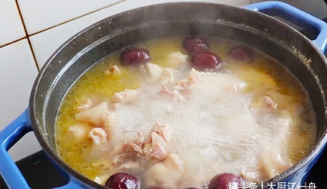 放在冷水下|炖鸡汤时,有人焯水有人生炒,都不对,学会这几招,鸡汤清澈好喝