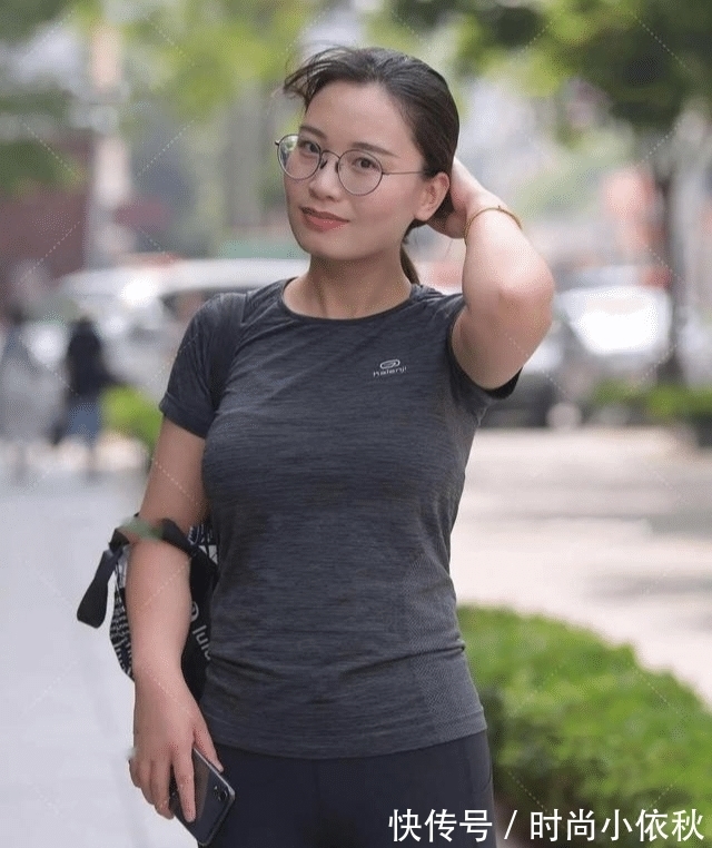 上高筒袜 瑜伽裤想有突出的表现可以搭配一双高筒袜,显腿细还时髦!