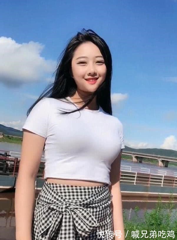 小姐姐|街拍微胖美女如一缕风,吹到了心底!