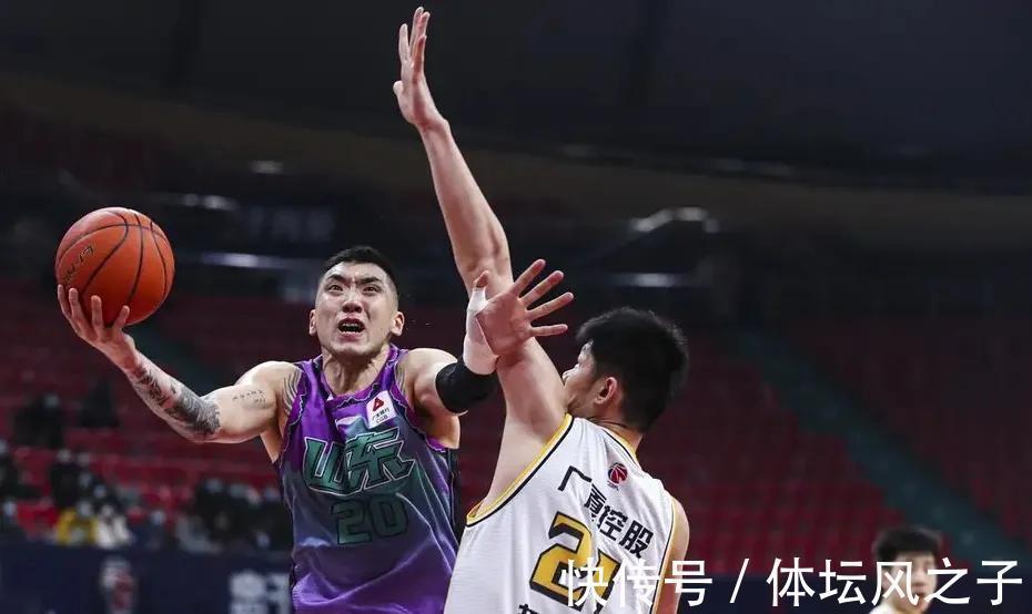 哈德森|山东男篮击败争冠球队,徐长锁险些葬送好局,关键时刻还看哈德森