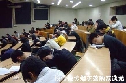 |大学时代的搞笑睡姿：睡觉能用口水把裤子洗了，堪称睡神，太逗了