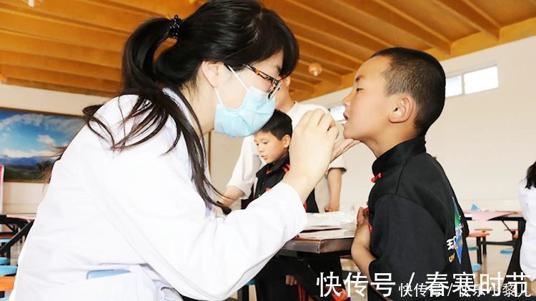 孩子|“双层牙”的孩子越来越多,和家长的习惯有关系,很多家庭仍在做