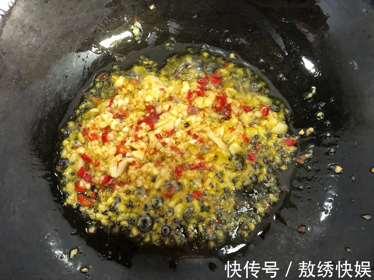 自制|自制香辣蒜香鸡爪，软糯入味，色泽诱人，好吃到舔手指