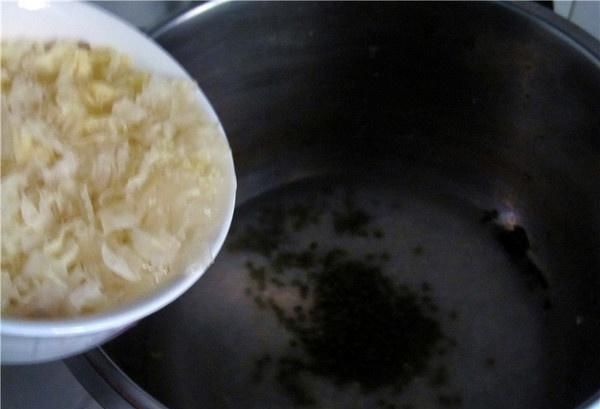 炖银耳汤直接放糖就大错特错了多加这“1步”,银耳羹清甜粘稠