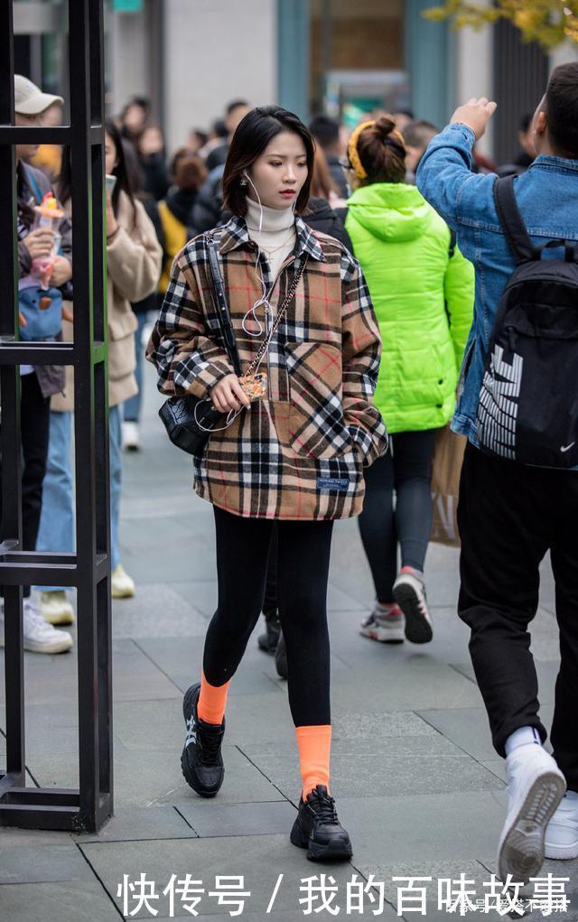 “打底裤”怎么搭才不老气学学下面潮人的穿法,保暖时髦又上镜