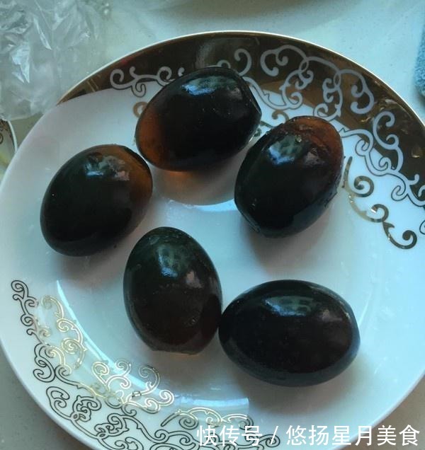 在做凉拌皮蛋时,9个成年人没有添加“它”