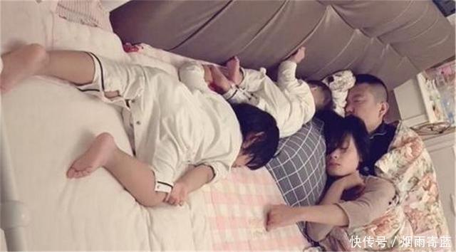 二宝|一家四口睡觉的照片火了,网友笑翻:父母是真爱,孩子是意外