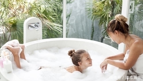 女儿|“妈妈,你怎么有小翅膀”女儿洗澡时提问,宝妈巧妙回答显智慧