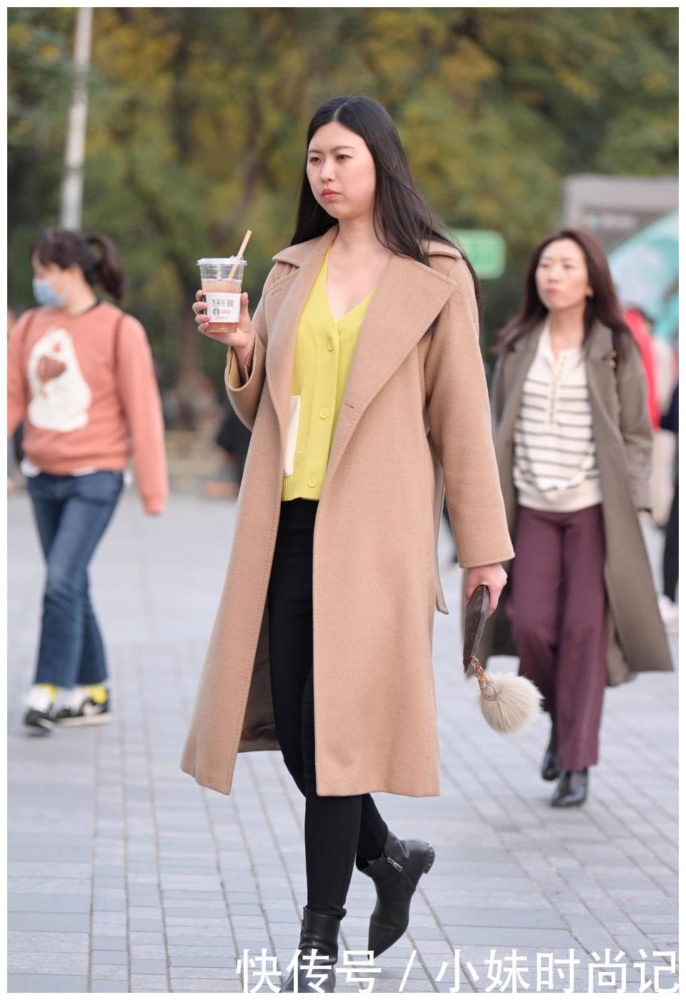 时节|秋冬时节长款风衣,还是不系扣更好看,更有层次感