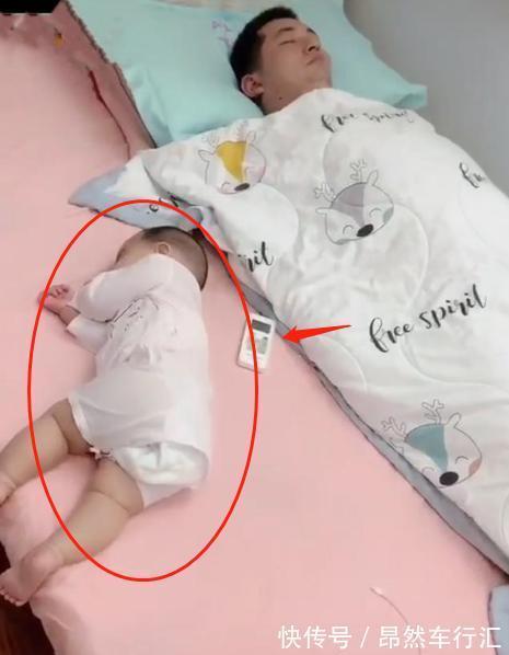 宝爸|爸爸带孩子睡午觉,一旁的宝宝睡觉姿势,网友笑称:同款爸爸