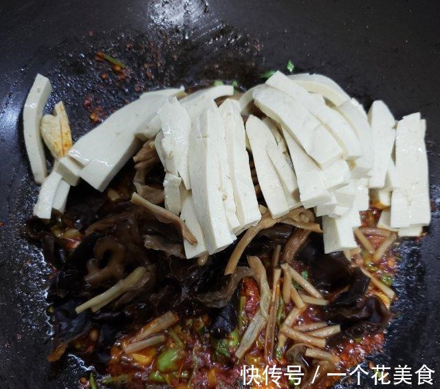 小炒泡馍，馍筋爽滑，料重味纯，酸辣开胃！