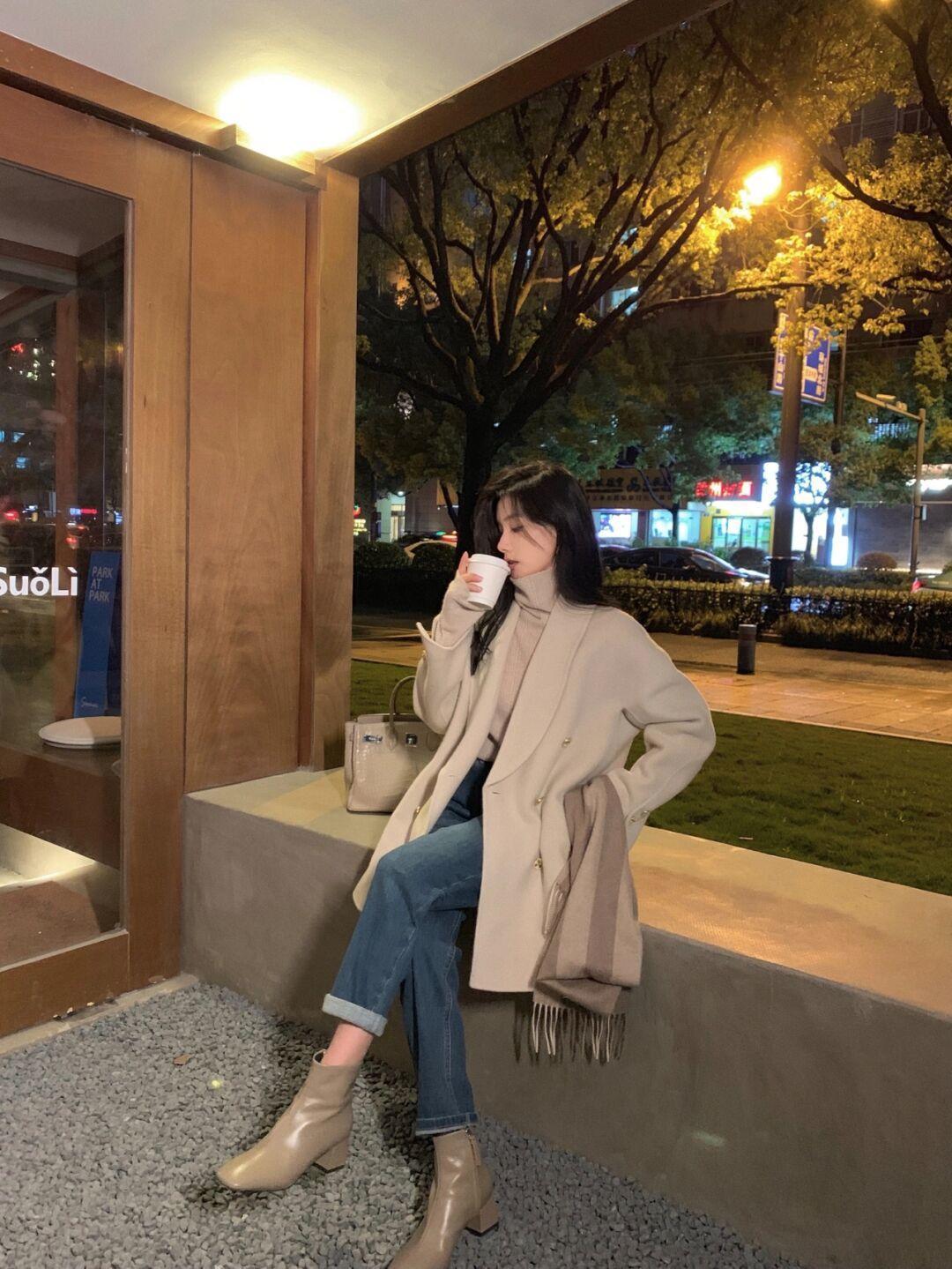 优雅|这个秋天熟女都爱穿“大衣+高领衫”,优雅知性,关键还很保暖