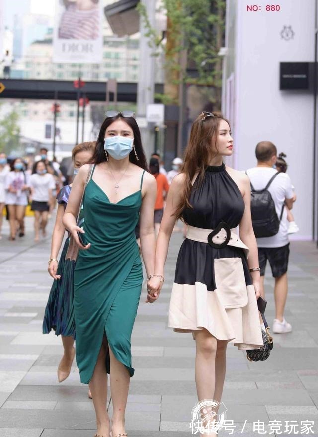 装扮 慵懒的包臀裙装扮尽优美的飘逸感,展示时尚风情,简洁干练!