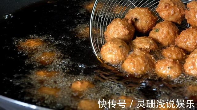 面粉|炸丸子时,切记直接加面粉!大厨教你这样做,丸子香酥又好吃