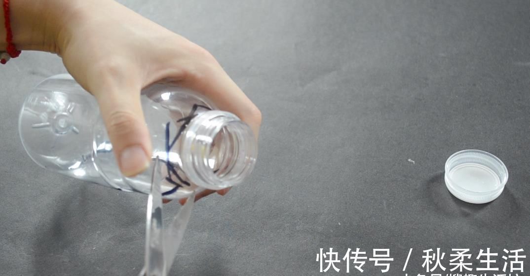 沥水架|塑料瓶我再也不扔了, 改造一下, 粘在厨房里有大用处, 省钱又实用