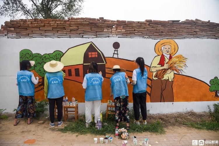 王观博|德州一村庄来了蒲公英支教队 1400米“画布”换新颜