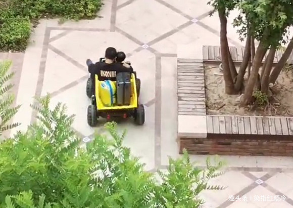 行李箱|奶爸载着行李箱带娃“离家出走”火了,网友车已买好,娃哪里领