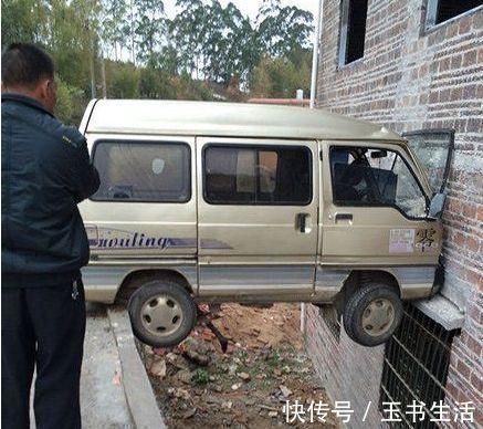 |爆笑段子:前一段拿了驾照,找个关系不错的男同事押车指导