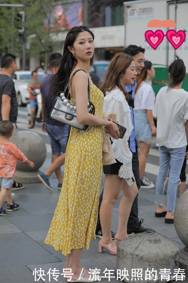 浅色连衣裙,鲜艳明亮,俏皮活泼