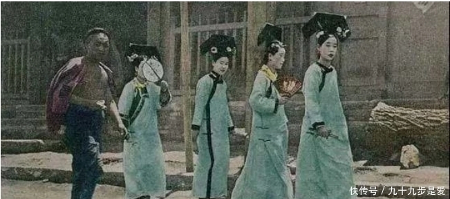 晚清|晚清老照片:少爷搂着一妻一妾,实拍裹小脚,别再被电视剧骗了!