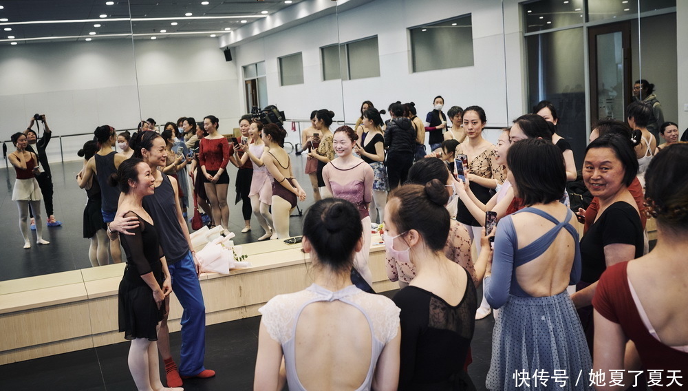 城事普及美育,上芭举行牛年首场芭蕾大师公开课