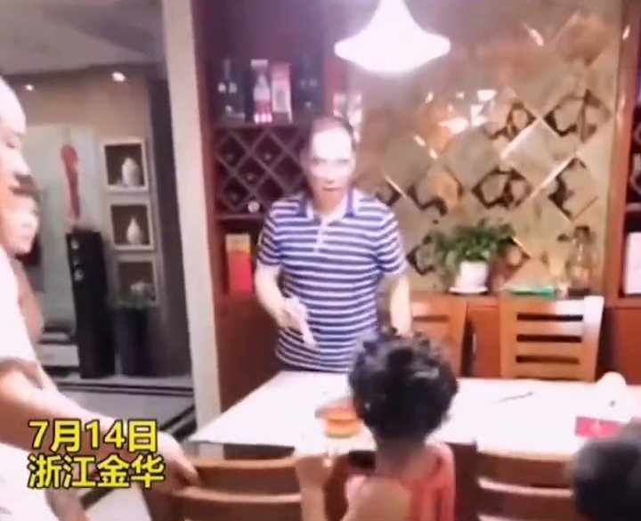 爸爸|萌娃发现爷爷家在吃饭 爸爸带娃蹭饭一扫而光