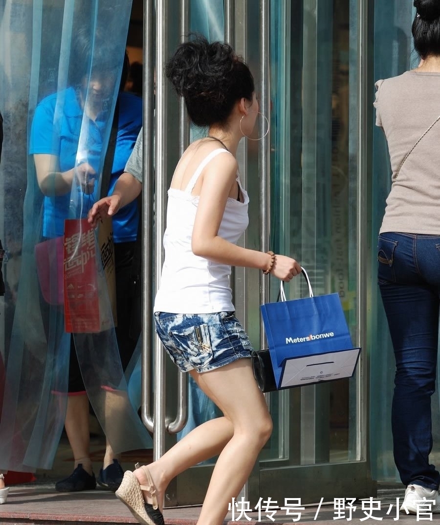 牛仔|街拍:美女白色背心配牛仔热裤,简约个性又显气质