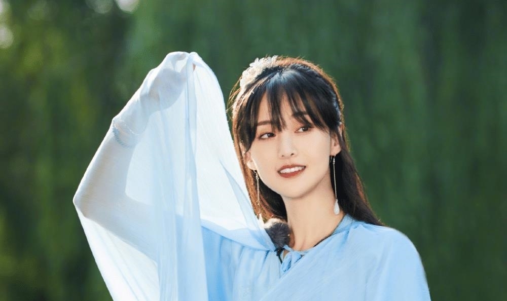 相差|《恋爱》黄圣依和郑爽比美,当镜头放大三倍,两人确定相差八岁?