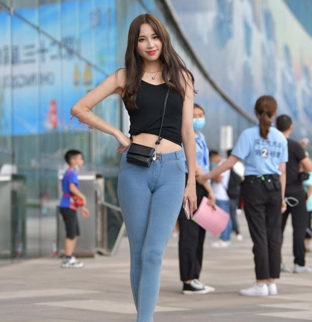 美女 穿着打底裤显得特别自信,更适合职场女性!