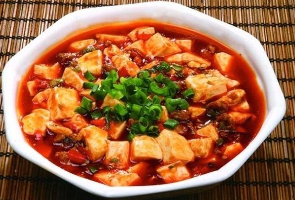 做麻婆豆腐时，豆腐要不要焯水大厨教你正确做法，豆腐滑嫩Q弹