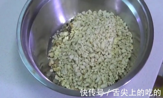面团|老式五仁月饼的家常制作方法,馅料十足,做法简单,美味可口