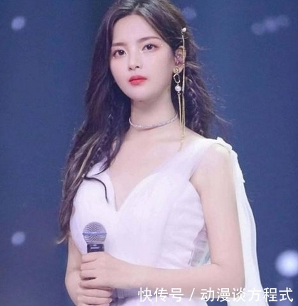 好友|杨超越同一届好友陈语嫣,现身迪士尼工作,网友:两人差距太明显