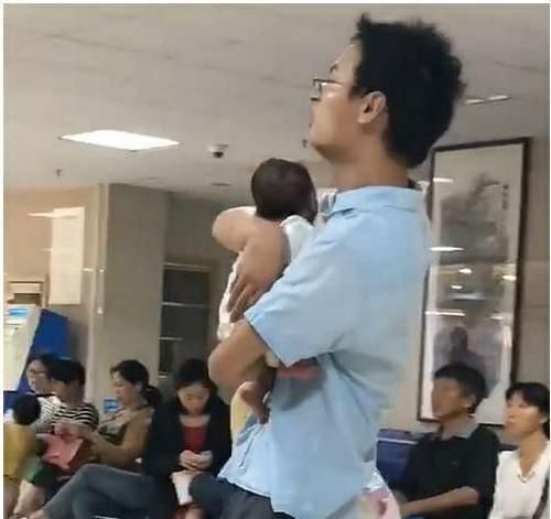宝爸|“人贩子爸爸”走红,抱着亲生儿子如同偷娃,神情慌张让人忍不住想笑