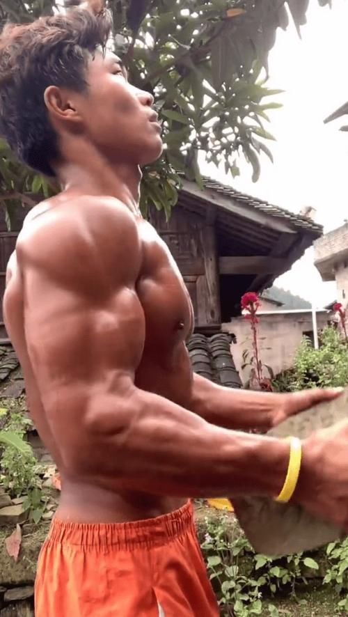 农村|这位从农村里走出来的肌肉男，到底什么水平？