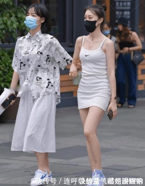 深色 美女自信穿“白色吊带短裙”,轻松秀出“A字腰”,回头率太高