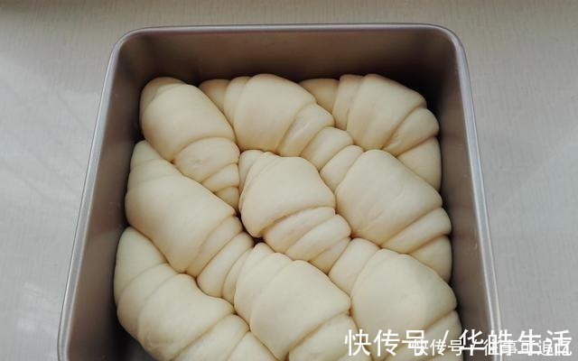 想吃面包不用买，做法很简单，蓬松暄软还拉丝，放三天也不硬！