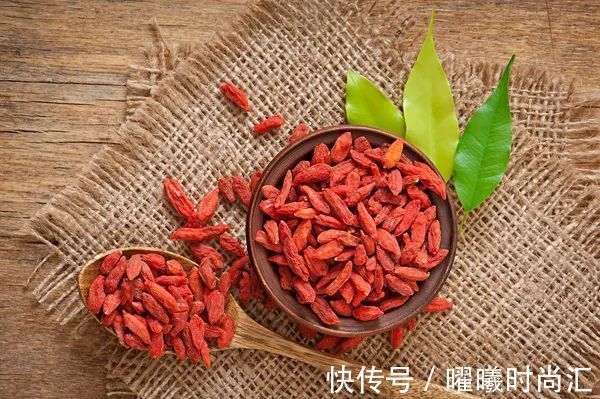血糖|枸杞别再泡水喝,教你3种新吃法,血脂、血糖、血压都不敢升高!