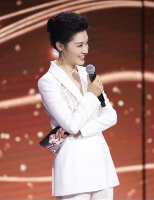 十年磨一剑，央视新生代主持人龙洋，凭什么接替董卿？