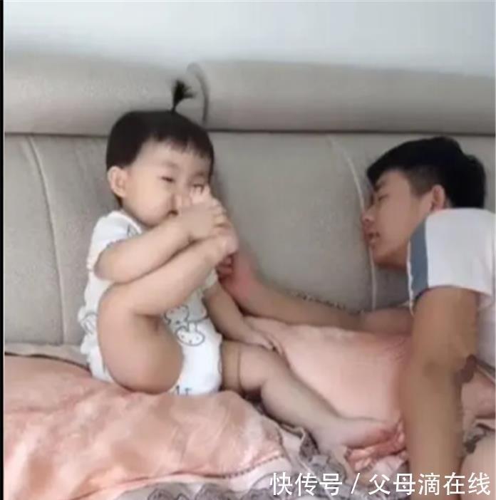 宝宝|女儿把脚丫子给爸爸闻,爸爸假装被臭晕,宝宝的举动让人笑出眼泪