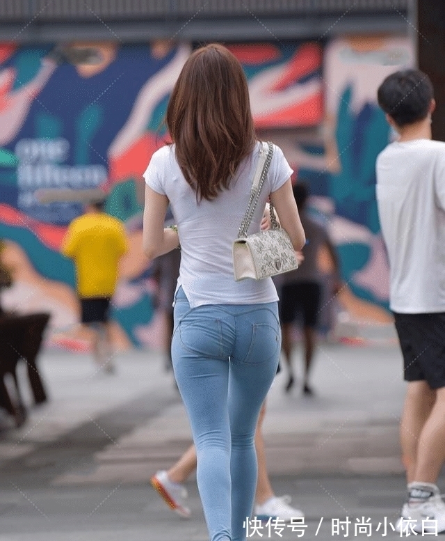 穿搭|设计感满满的褶皱上衣,搭配紧身裤,性感又不失时尚的休闲风搭配