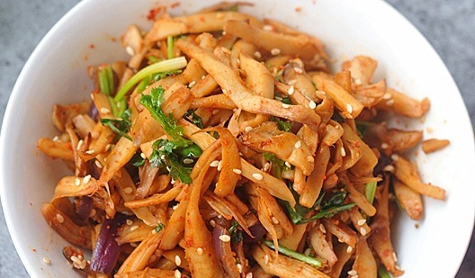 几道菜,香气扑鼻,色泽诱人,家人就着汤汁,连吃两碗饭,超满足