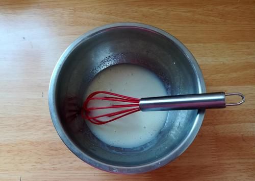 儿子请同学来做客，我用4个鸡蛋做10个小蛋糕，孩子们超爱吃