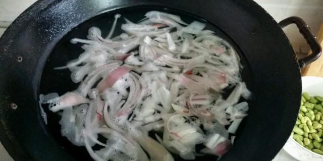 睡前若喝一碗“洋葱煮水”，不出一个月，4件喜事或许会不请自来