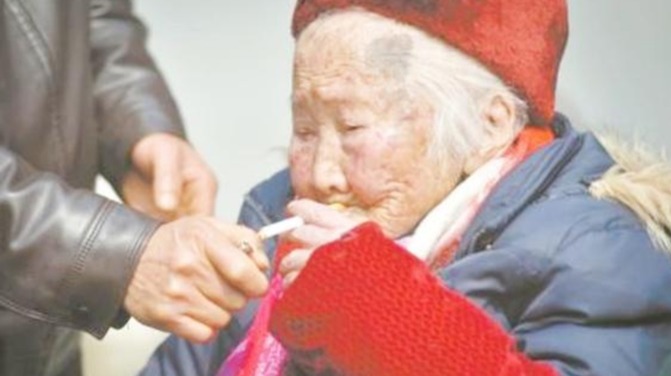 长寿|106岁老人又抽烟又喝酒还不运动，问到他的长寿秘诀，他这样说