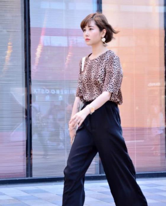 街拍:头戴酷酷的太阳镜美女,短袖搭配休闲裤,凸显清新细腻的女人味