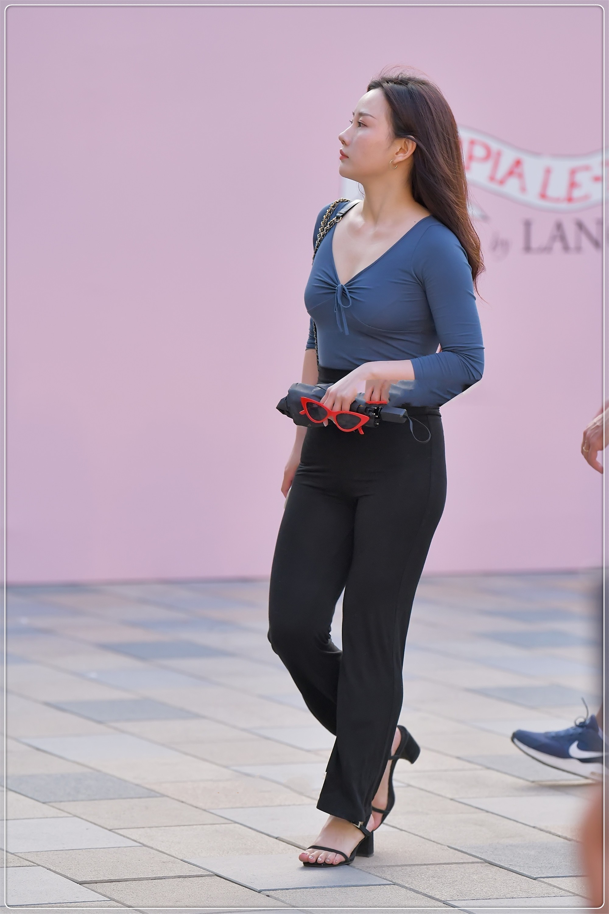 深蓝色V领修身衣搭配黑色阔腿裤,简约时尚,大方优雅