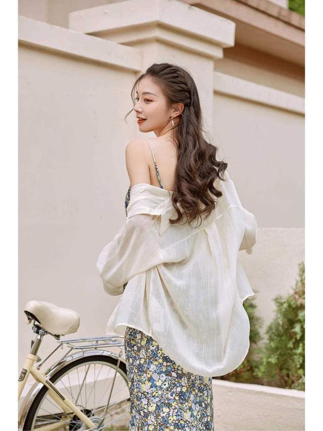 针织衫|“初恋”女友风格怎么穿？白衬衫搭配印花裙甜美俏皮，简直太美了