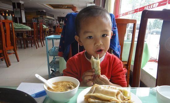 个子|三胞胎个子都矮小!医生:这食物比泡面还伤脾,难怪积食不长个